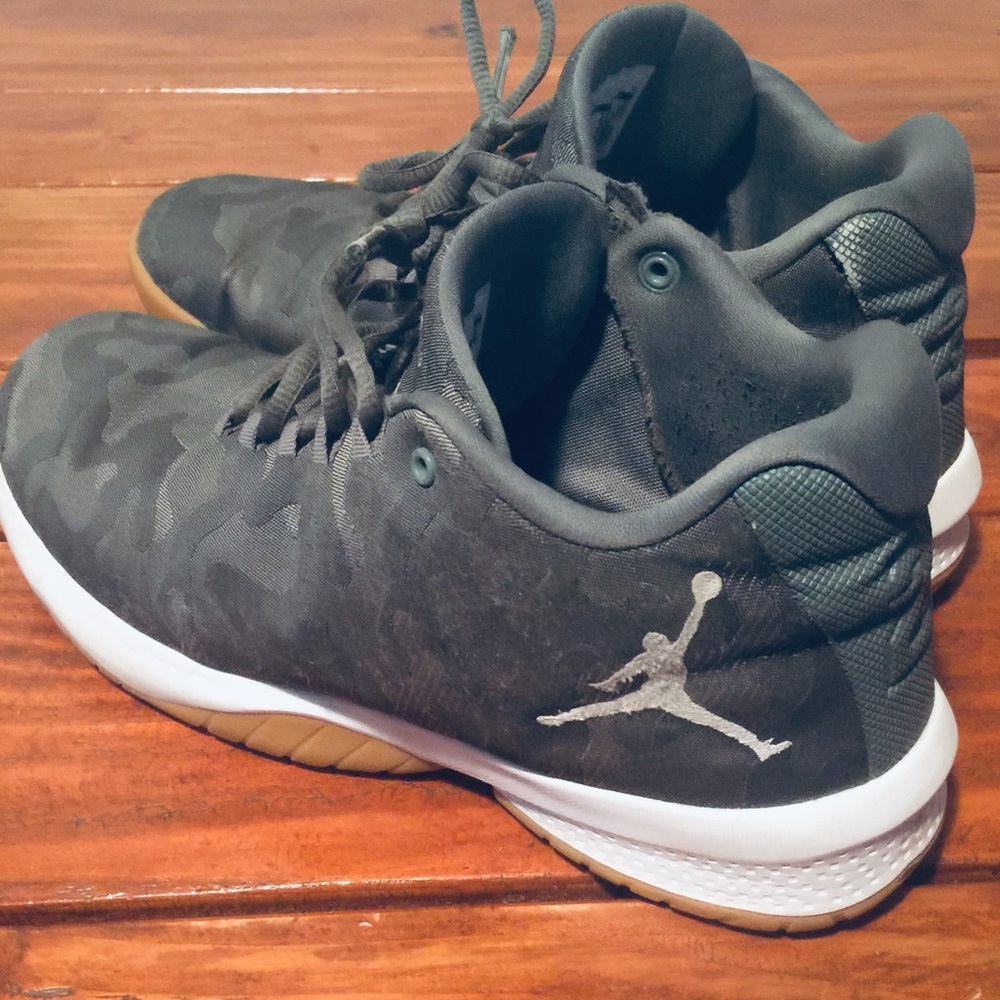 Jordan B. Fly Basketball Shoe Sneakers size 10.5